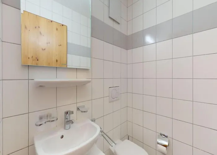 Appealing With Balcony アパート