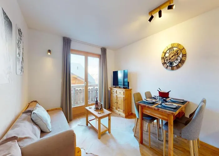 Appealing With Balcony アパート *