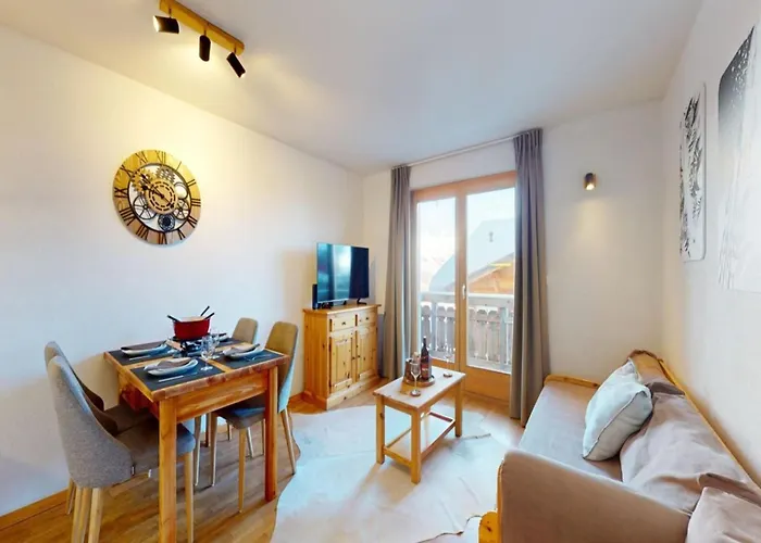 アパート Appealing With Balcony ナンダ