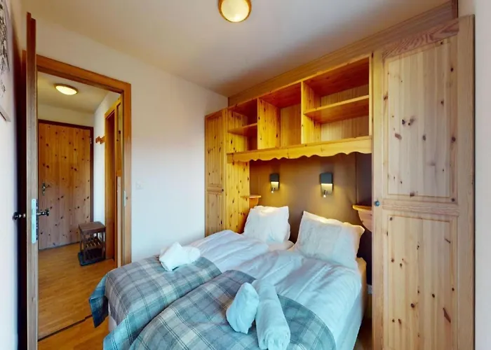 Appealing With Balcony アパート